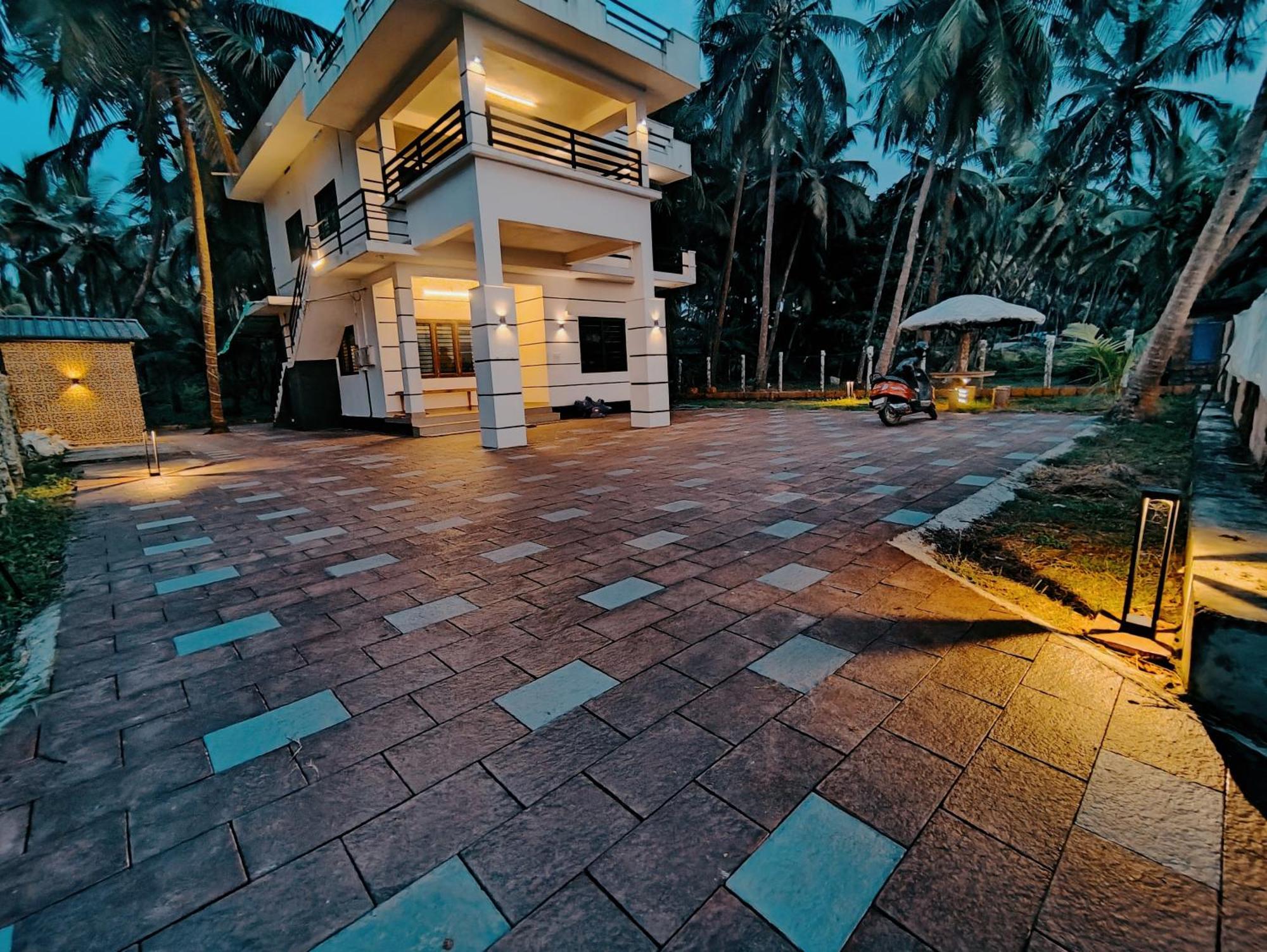 Corniche Beach Resort Mulappilangād Quarto foto